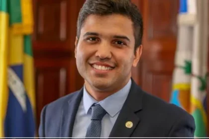 Autor da lei que proibiu celulares nas escolas do Brasil, o pré candidato à Deputado Federal, Renan Ferrerinha, tem projeto para proibir redes sociais para menores de 16 anos