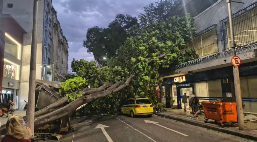 Mais de 121 mil imóveis seguem sem energia no RJ 30 horas após ventania
