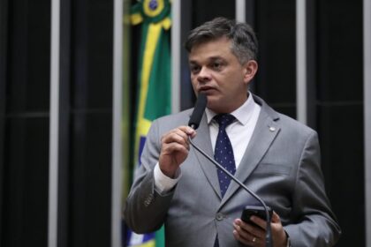 Deputado acusa Flávio Bolsonaro de tratar eleição como “sucessão familiar”