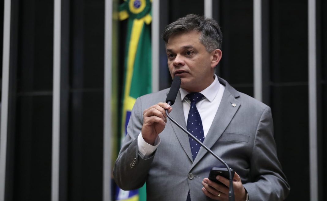 Deputado Dimas Gadelha anuncia candidatura à reeleição