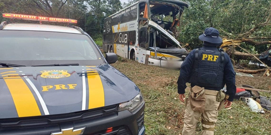 Acidente com ônibus em Petrópolis deixa dez mortos e revela transporte interestadual clandestino