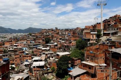 Moraes pede manifestação da PGR sobre plano do Rio para reocupação de territórios