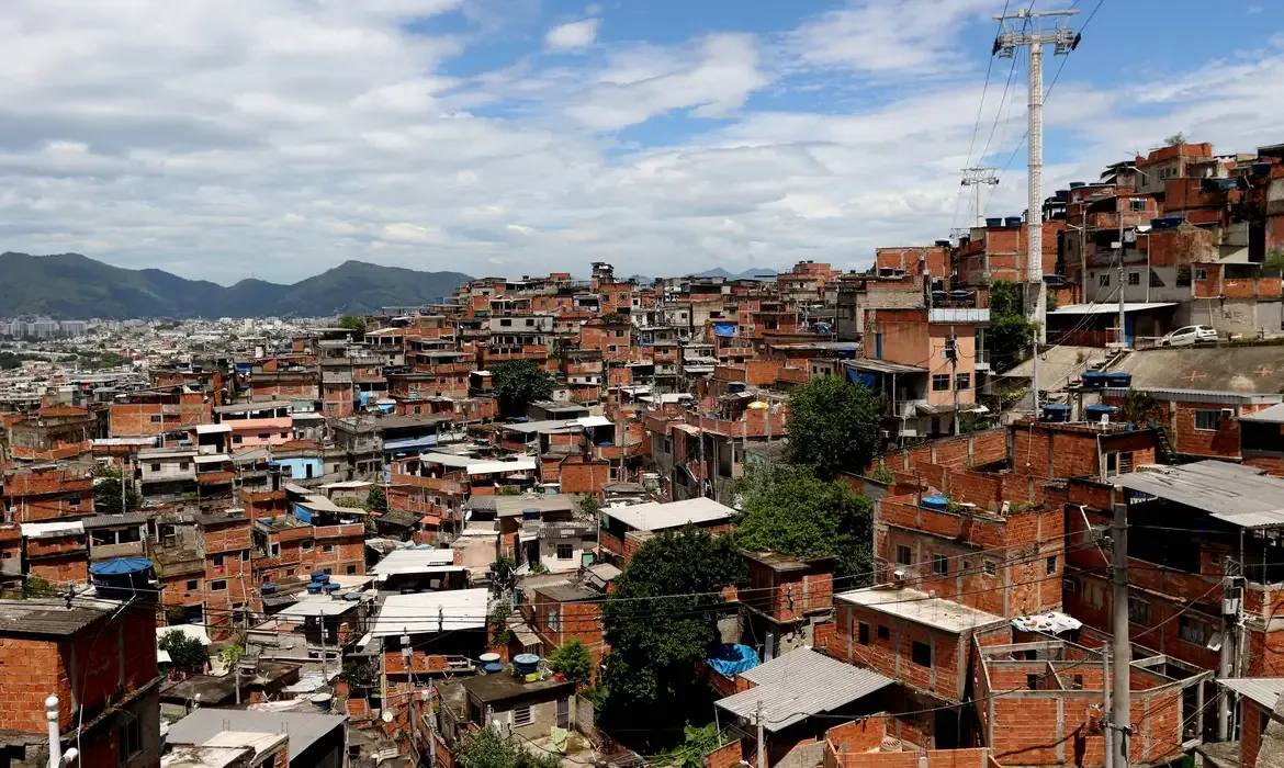 Moraes pede manifestação da PGR sobre plano do Rio para reocupação de territórios