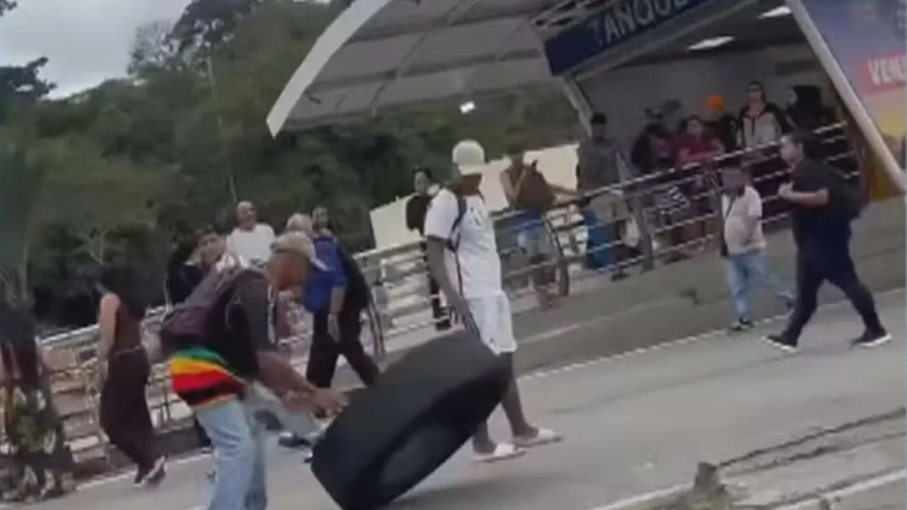 Mulher morre após ser atingida por roda de ônibus do BRT no Tanque, em Jacarepaguá