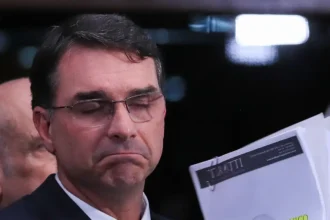 Flávio Bolsonaro tem filiação ao PL restabelecida após polêmica no TSE