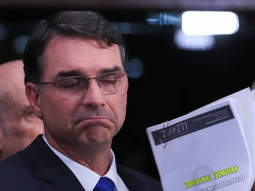 Flávio Bolsonaro tem filiação ao PL restabelecida após polêmica no TSE