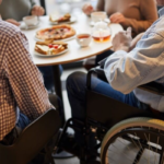 Câmara do Rio aprova projeto que permite que pessoas com deficiência levem alimentos próprios para restaurantes