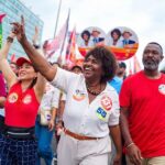 Benedita percorre orla de Copacabana a pé e interage com público no CarnaLula