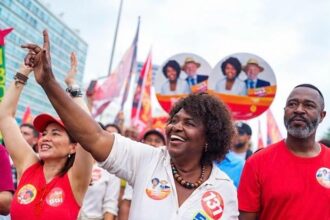 Benedita percorre orla de Copacabana a pé e interage com público no CarnaLula
