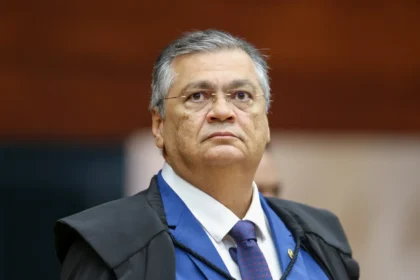 Flávio Dino impõe restrições a 29 investigados em operação que apura uso de emenda de R$ 2 milhões de Mario Frias