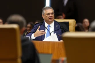 Flávio Dino manda reintegrar diretor-geral da PF e reverte afastamento determinado por Mendonça