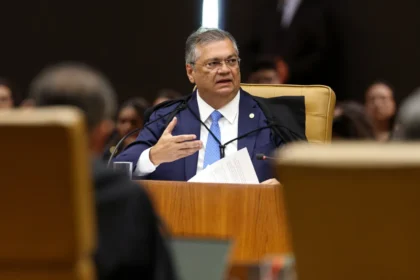 Flávio Dino manda reintegrar diretor-geral da PF e reverte afastamento determinado por Mendonça