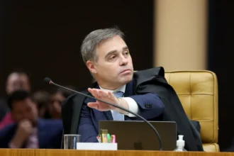 Mensagens indicam encontro reservado entre dono do Banco Master e ministro André Mendonça em São Paulo