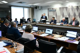 CCJ do Senado aprova PEC que acaba com escala 6×1 e reduz jornada para 40 horas semanais