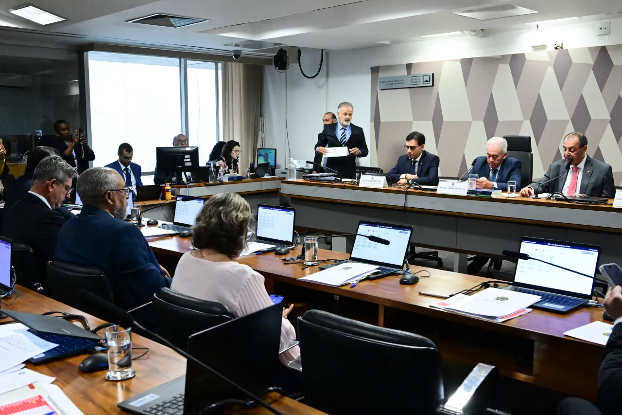 CCJ do Senado aprova PEC que acaba com escala 6×1 e reduz jornada para 40 horas semanais