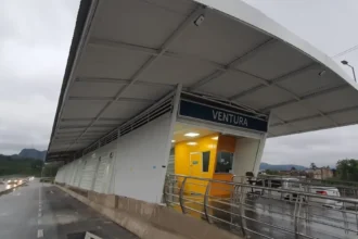 Homem morre após ser atingido por bala perdida dentro de ônibus do BRT no Rio