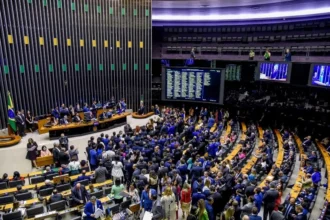 PL mantém liderança e aparece com maior bancada do Rio em nova projeção eleitoral