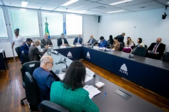 Alerj avança com projeto que classifica Comando Vermelho e PCC como organizações terroristas no Rio