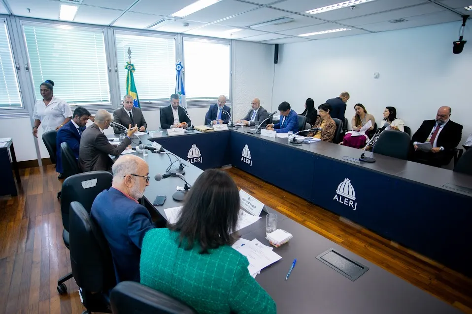 Alerj avança com projeto que classifica Comando Vermelho e PCC como organizações terroristas no Rio