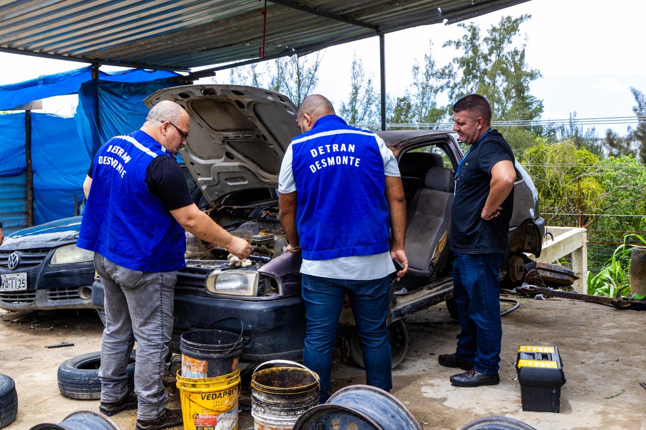 Três ferros-velhos são interditados em Araruama; motor furtado há nove anos é encontrado