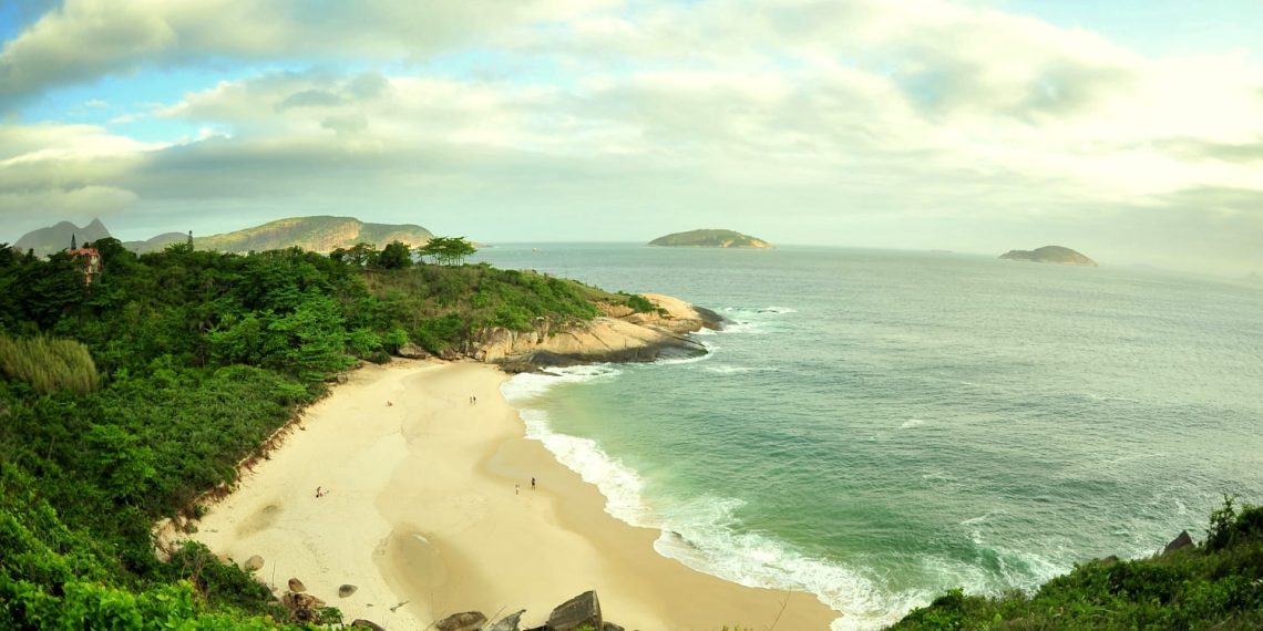 Praia do Sossego conquista Bandeira Azul pelo sexto ano consecutivo em Niterói