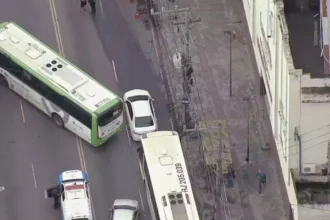 Criminosos sequestram seis ônibus e montam barricadas em represália à ação da PM no Rio