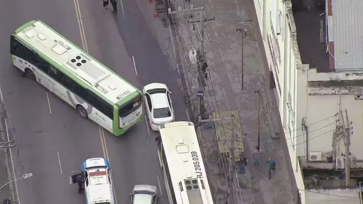 Criminosos sequestram seis ônibus e montam barricadas em represália à ação da PM no Rio