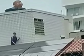 Homem detido após escalar três prédios foge de delegacia pela janela do banheiro no Rio