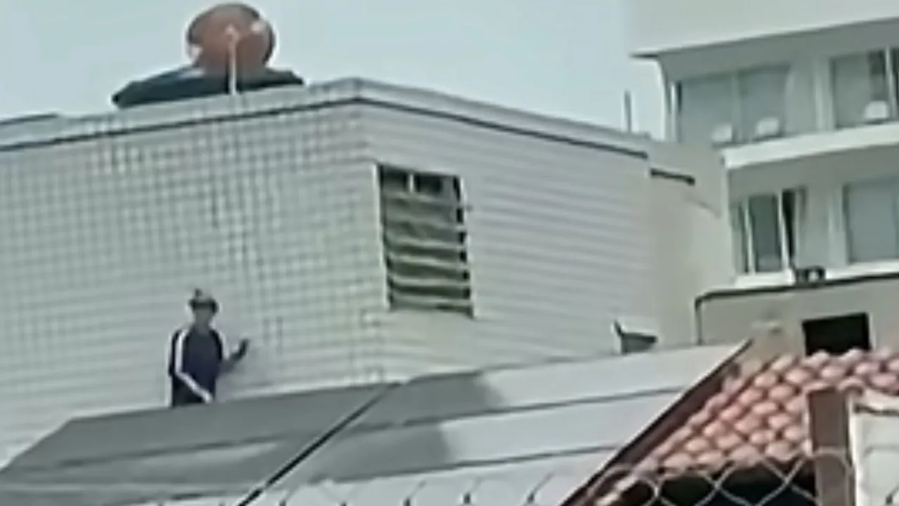 Homem detido após escalar três prédios foge de delegacia pela janela do banheiro no Rio