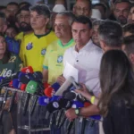 Após derrota, Flávio Bolsonaro deixa o Brasil, vai para os EUA e se declara presidente eleito