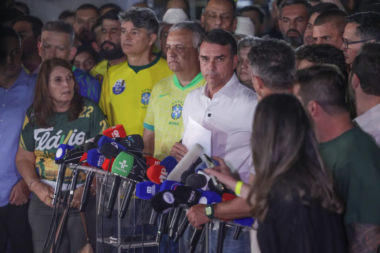 Após derrota, Flávio Bolsonaro deixa o Brasil, vai para os EUA e se declara presidente eleito