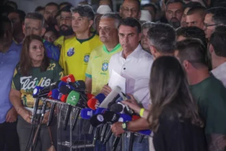 Flávio Bolsonaro viaja aos Estados Unidos com a família e pretende pedir asilo político, diz Jornal