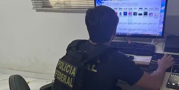PF prende jovem que divulgava conteúdos nazistas e mensagens de ódio na internet no Rio